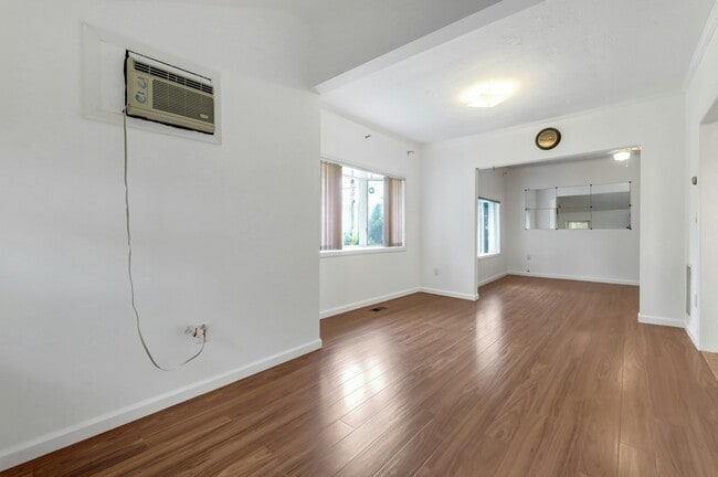 Building Photo - 31 Chestnut St