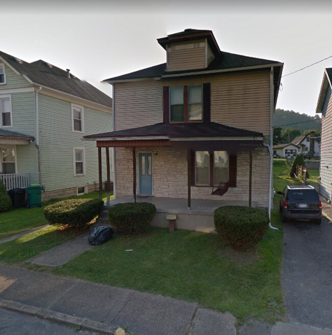 Building Photo - Large 3 bed / 2 bath available now!