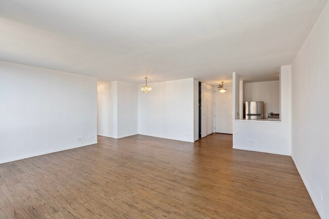 Building Photo - 4343 N Clarendon Ave