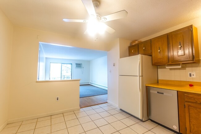 Building Photo - 23 Country Club Dr