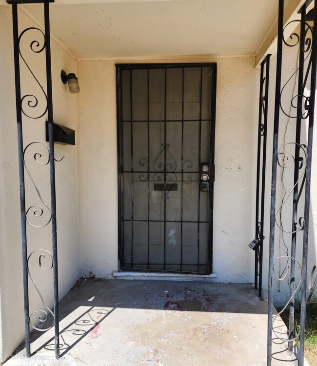 Building Photo - Just Remodeled 3BD, 1BA Riverside near 91 Fwy