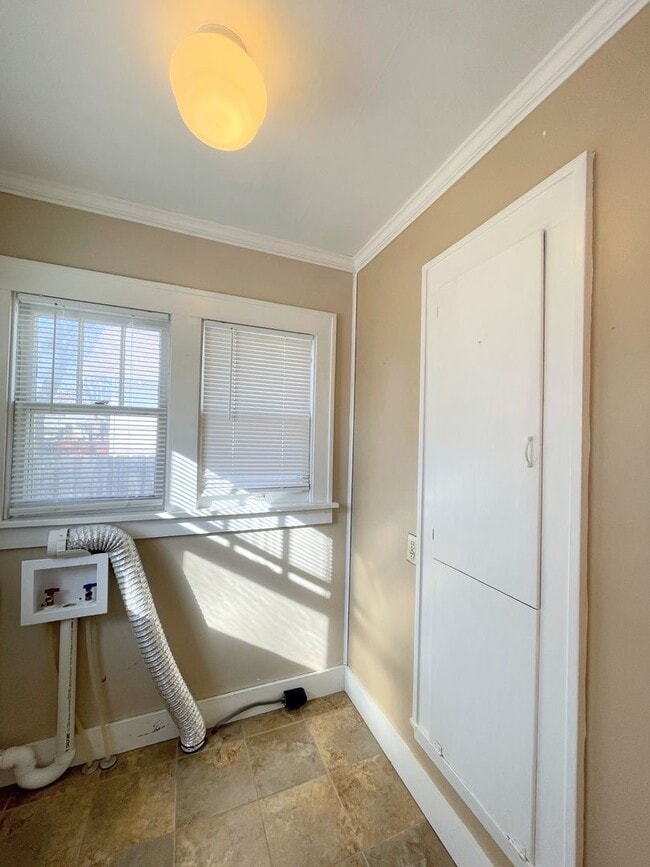 Building Photo - Updated 2 bedroom home