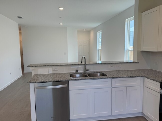 Building Photo - 26013 Hampshire Dr