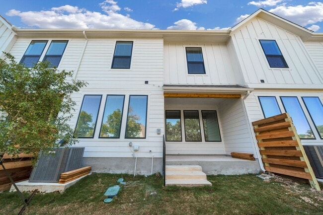 Building Photo - 3 Bedroom 2.5 Bath Townhome!