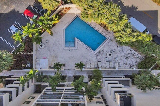 Building Photo - 2715 Tigertail Ave