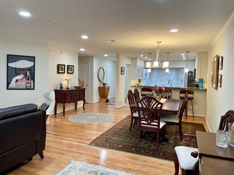 Building Photo - 203A Locust St SE