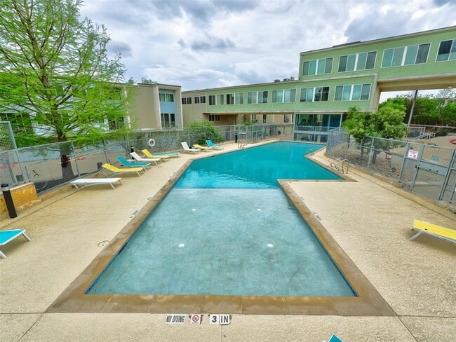 Building Photo - 604 N Bluff Dr