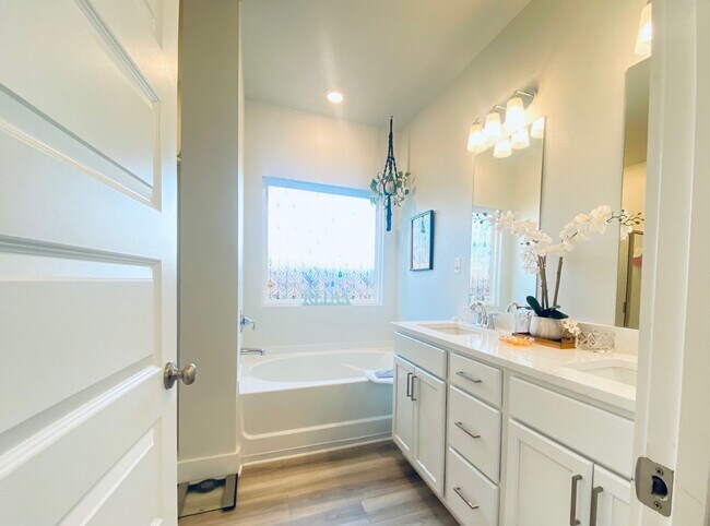 Building Photo - Spacious 4BR/2BA Home with Flexible Living Areas in Saddle Ridge