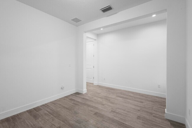 Building Photo - 10646 Hensley St