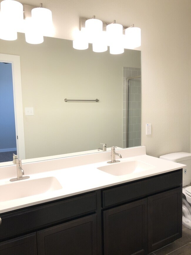 Building Photo - 1044 Sierra Vista Ct
