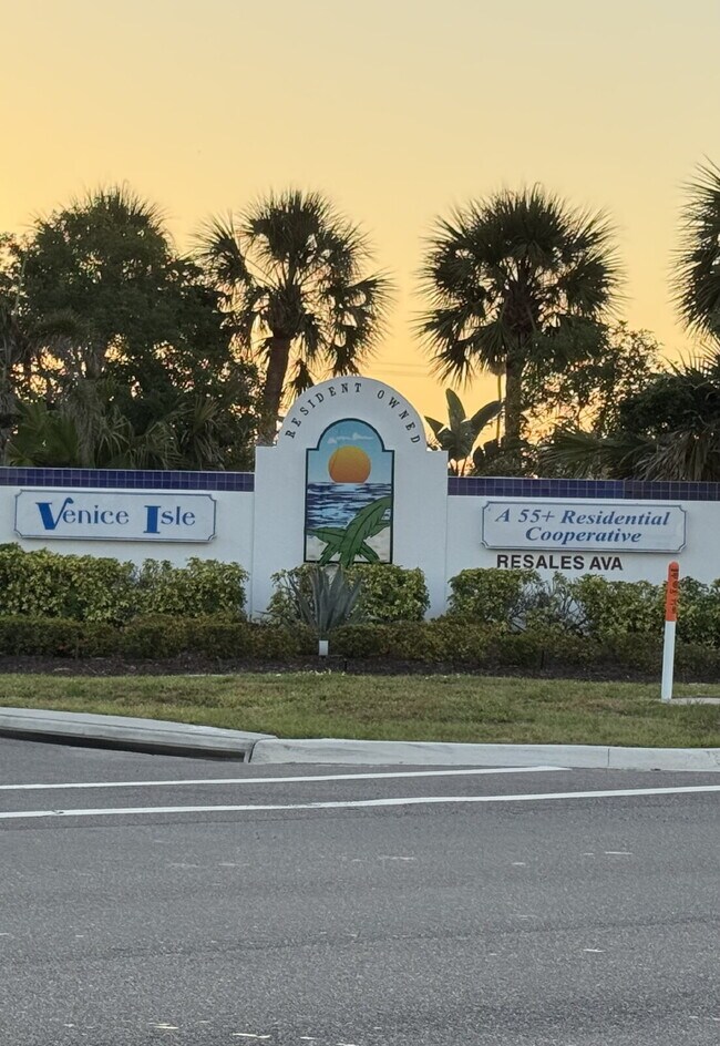 Building Photo - "Charming 2-Bed Furnished Annual Retreat in Venice, FL – Your Cozy Home Awaits!"