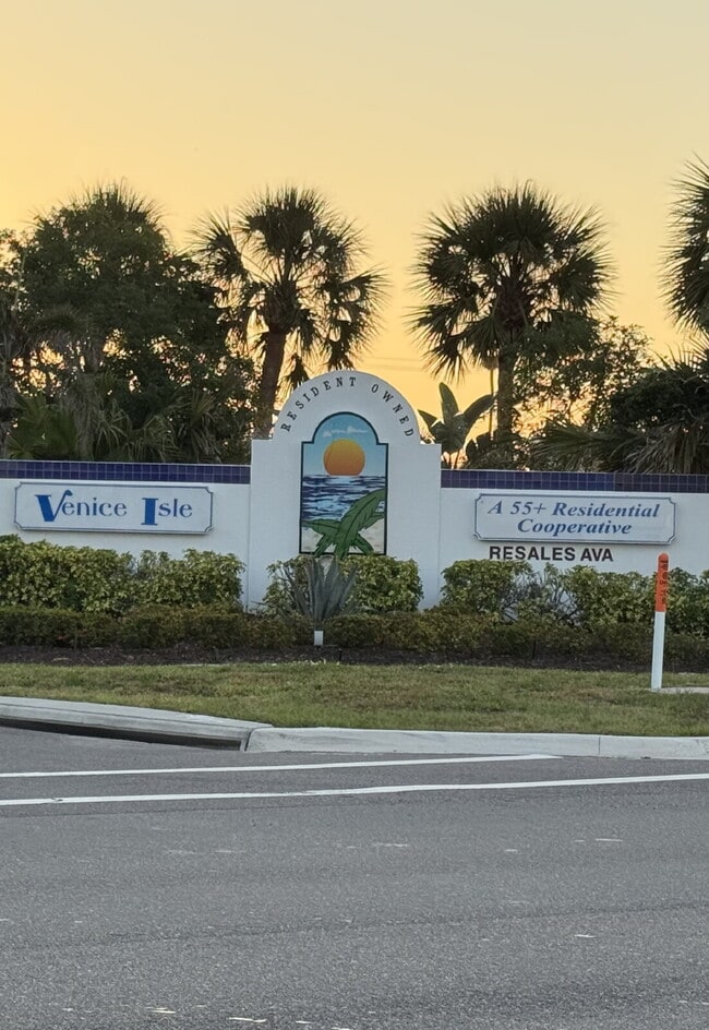 Building Photo - Venice Isle Double-wide 2/2 Unfurnished Ho...