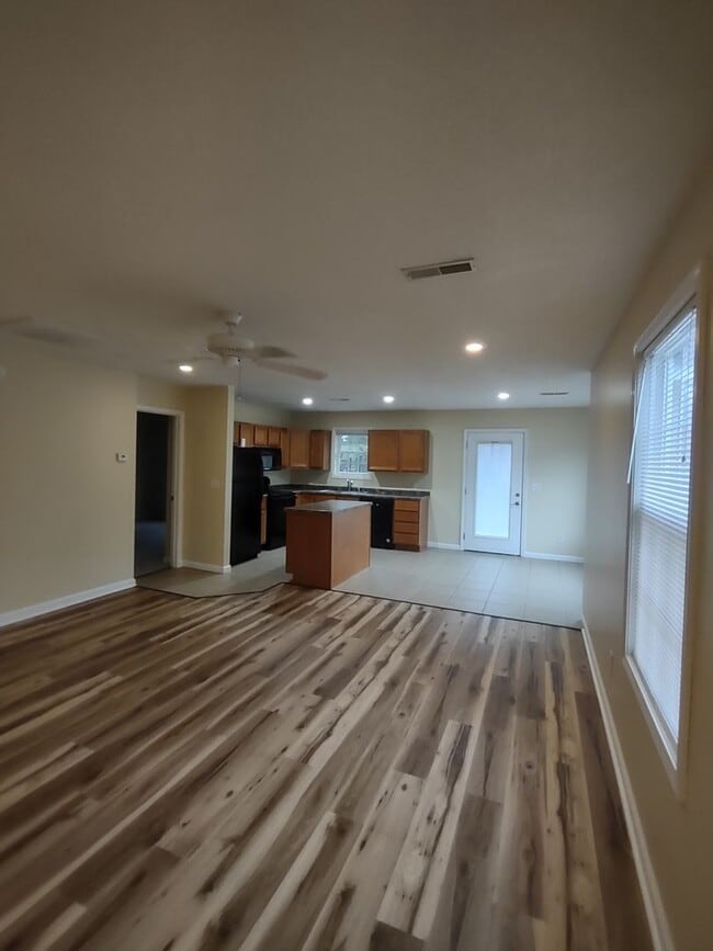 Building Photo - Clean 2 Bedroom 1 Bath duplex ~ Benton, KY