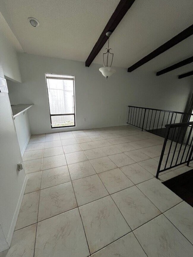 Building Photo - ***4 Bed 3.5 Bath in Tuscawilla!***