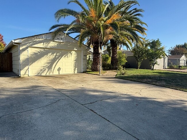 Building Photo - Cozy 2 bedroom 1 bathroom with pool!