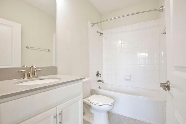Building Photo - Beautiful 4/3.5 Townhome with a Spacious 2 Car Garage Located in Trails at Moss Park - Orlando