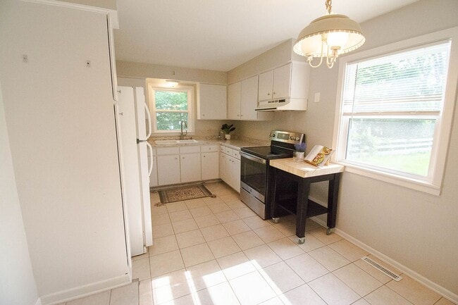 Building Photo - Charming Uptown Ranch-style Home with Private Fenced Backyard