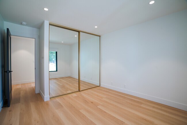 Building Photo - 1800 Oriole Dr