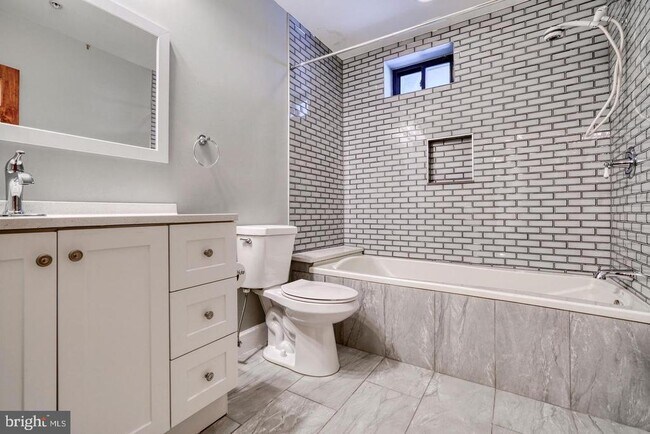 Building Photo - 2202 Park Ave