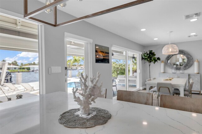 Building Photo - 2005 N Riverside Dr