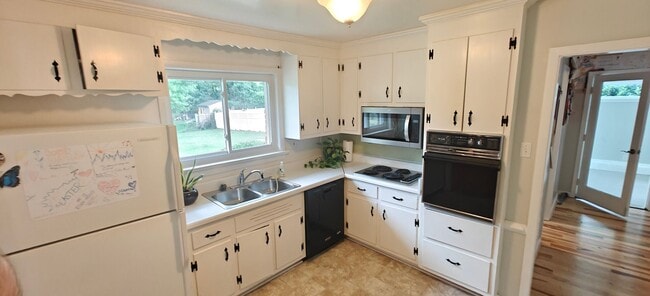 Building Photo - Walk to the river from this convenient rancher near Willow Oaks