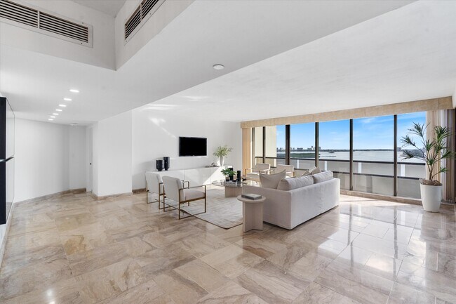 Building Photo - 100 Lakeshore Dr