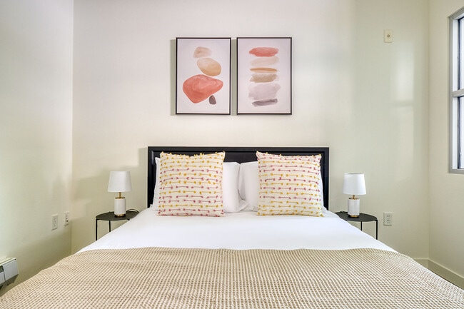 Building Photo - 330 3rd Ave W