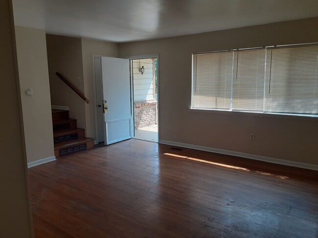 Building Photo - 4 Bedroom Home