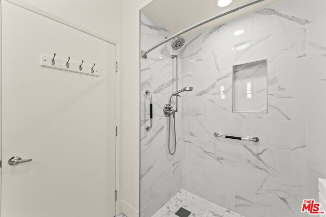 Building Photo - 13600 Marina Pointe Dr