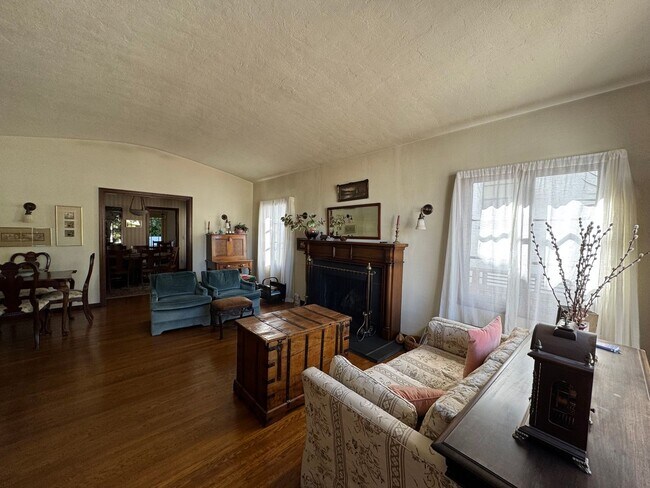 Building Photo - Spacious Spanish-Styled 3Bed/2Bath SFH For Rent in the Desirable City of Alameda, Ca!!!