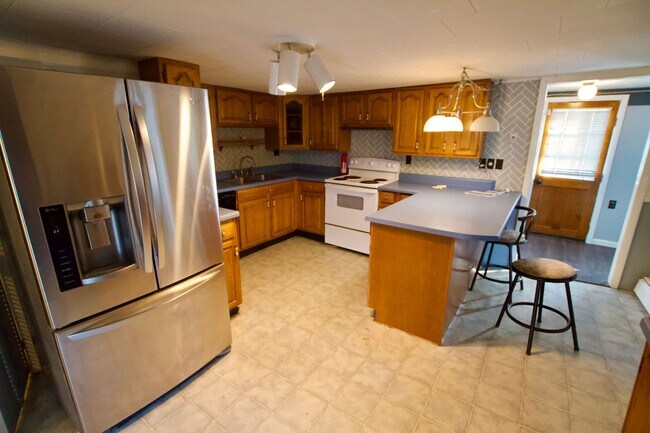 Building Photo - Spacious 4–5 Bedroom Home on French Island – Old Town