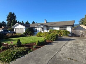 Building Photo - Stunning 4BR/2BA Fortuna home in quiet nei...