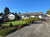 Building Photo - Stunning 4BR/2BA Fortuna home in quiet nei...