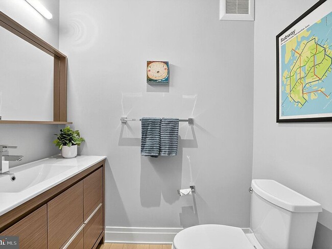 Building Photo - 900 11th St SE