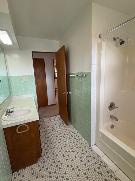 Bathroom - 8938 Hook St
