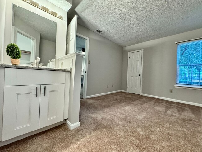 Building Photo - REDUCED PRICE! Updated 1st Floor/1-Level Condo Ready NOW! Includes Water, Sewer, Trash, Landscapi...