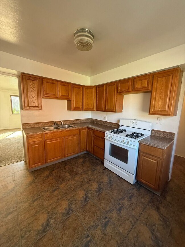 Building Photo - Maple Heights Townhomw