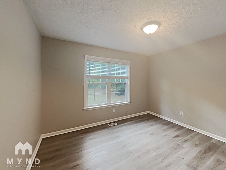 Building Photo - 165 S Ridge Dr