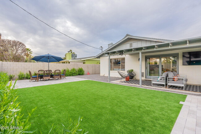 Building Photo - 8725 E Palo Verde Dr