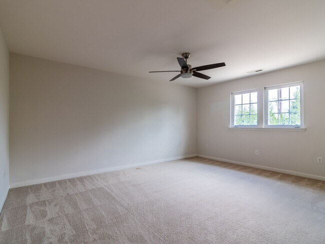 Building Photo - Spacious Unfurnished 3-BR, 2.5-BA year-rou...