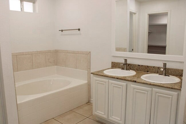 Building Photo - "Lovely 4-Bedroom Lakeside Retreat in Rock...