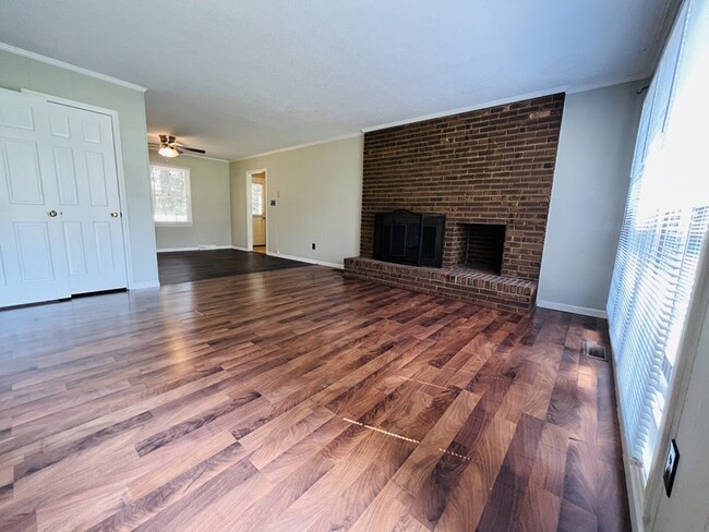 Building Photo - Lovely 3 BR, 2BA home in a quiet neighborhood