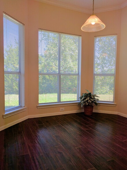Building Photo - 6000 Shepherd Mountain Cove