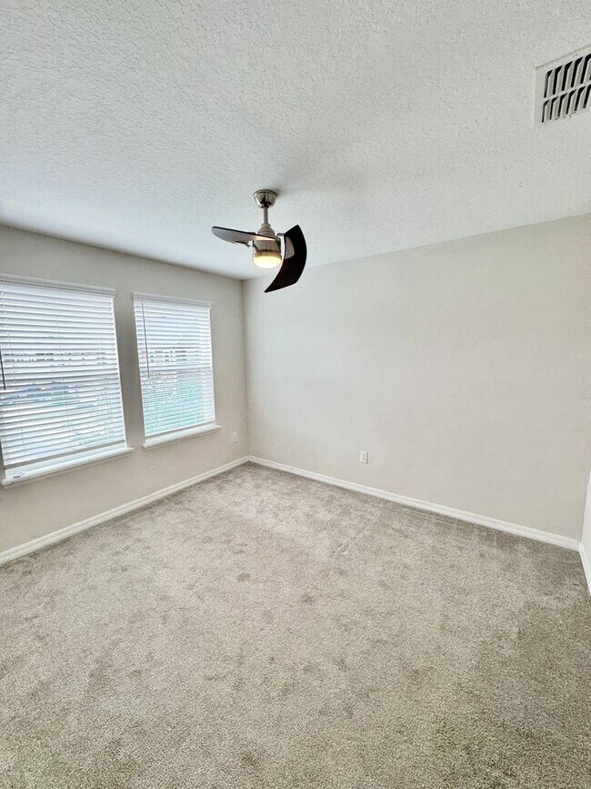 Building Photo - FOR RENT - Beautiful end unit townhouse in Clermont - Waterbrooke