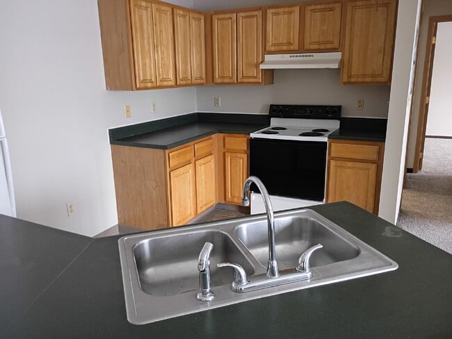 Building Photo - *WINTER MOVE-IN SPECIAL* 3 Bedroom | 2 Bathroom 2nd Floor Unit in Oelwein Available in RIGHT NOW!