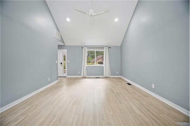 Building Photo - 1044 Commodore Dr