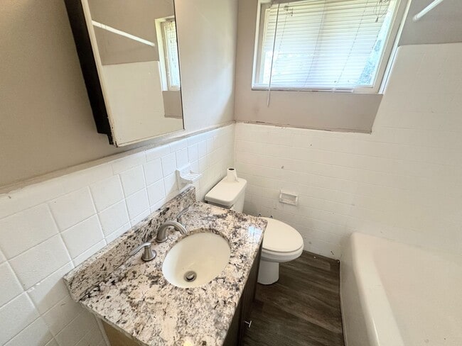 Building Photo - Cozy 3 bedrooms with charming kitchen upda...