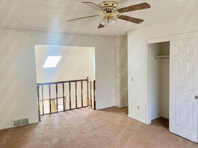 Building Photo - 144 Willow Pl S