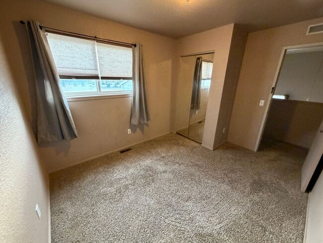 Building Photo - Townhome in great West End location