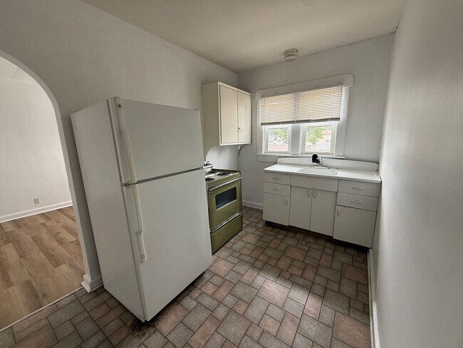 Building Photo - 1 bedroom, 1 bathroom Apartment! AUGUST 2026!